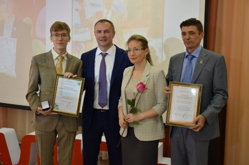 7 югорских выпускников окончили школу с золотой медалью