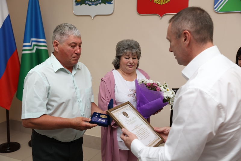Медали "За любовь и верность" вручили 3 югорским семьям 