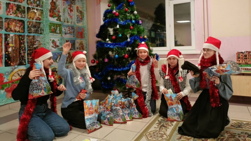 Больше 16 тысяч новогодних подарков доставили в Макеевку из Югры