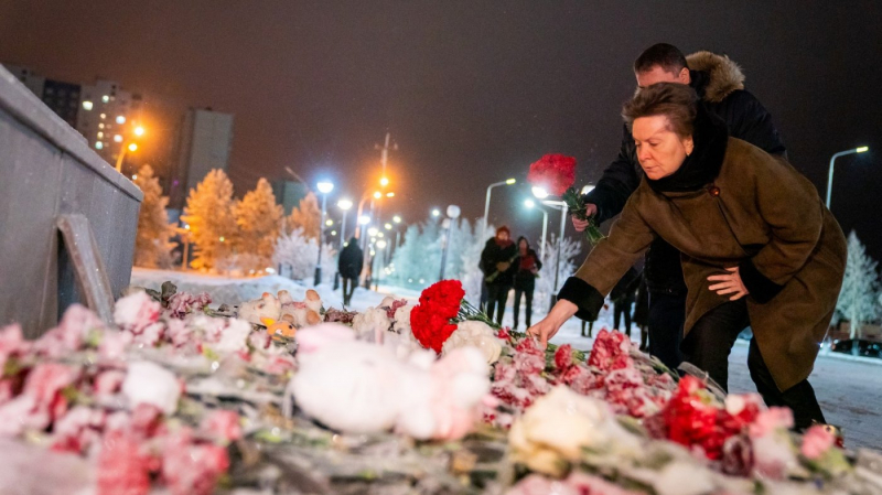  Наталья Комарова возложила цветы в память о погибших в трагедии в Нижневартовске