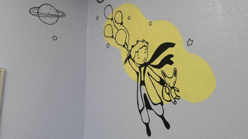 В Сургуте медсестра травмцентра украсила стены детской реанимации