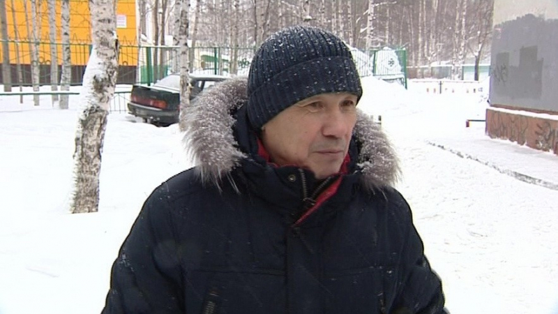 Жителей Нижневартовска обеспокоил провал грунта возле дома