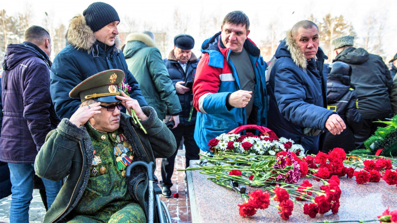 В Сургуте возложили цветы к памятнику воинам-интернационалистам