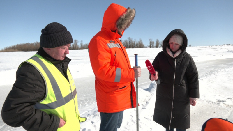 Журналист ОТРК «Югра» сменила микрофон на бур, чтобы оценить прочность льда на переправах