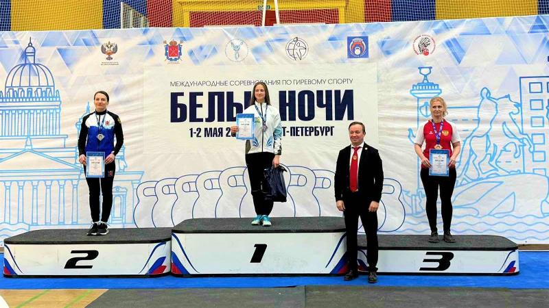 Сургутянка завоевала золото на Международном турнире за жонглирование гирями