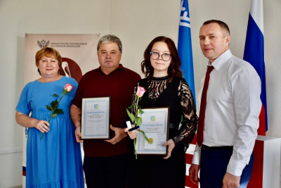 Глава города Алексей Харлов вручил выпускникам школ города Югорска медали «За особые успехи в обучении» в 2023 году.