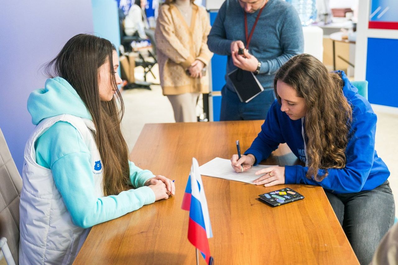 Единая Россия» в Югре провела день сбора подписей в поддержку выдвижения  Владимира Путина - Югорск | Информационный портал города