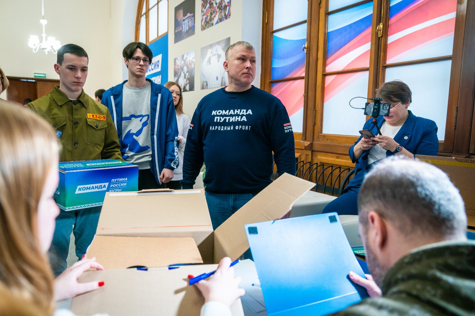 Югра передала первую партию собранных подписей в поддержку самовыдвижения Владимира Путина в Москву