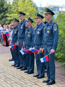 На фонтанной площади им. Р.З. Салахова прошло торжественное мероприятие, повещённое Дню Государственного флага Российской Федерации.