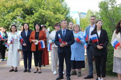 На фонтанной площади им. Р.З. Салахова прошло торжественное мероприятие, повещённое Дню Государственного флага Российской Федерации.