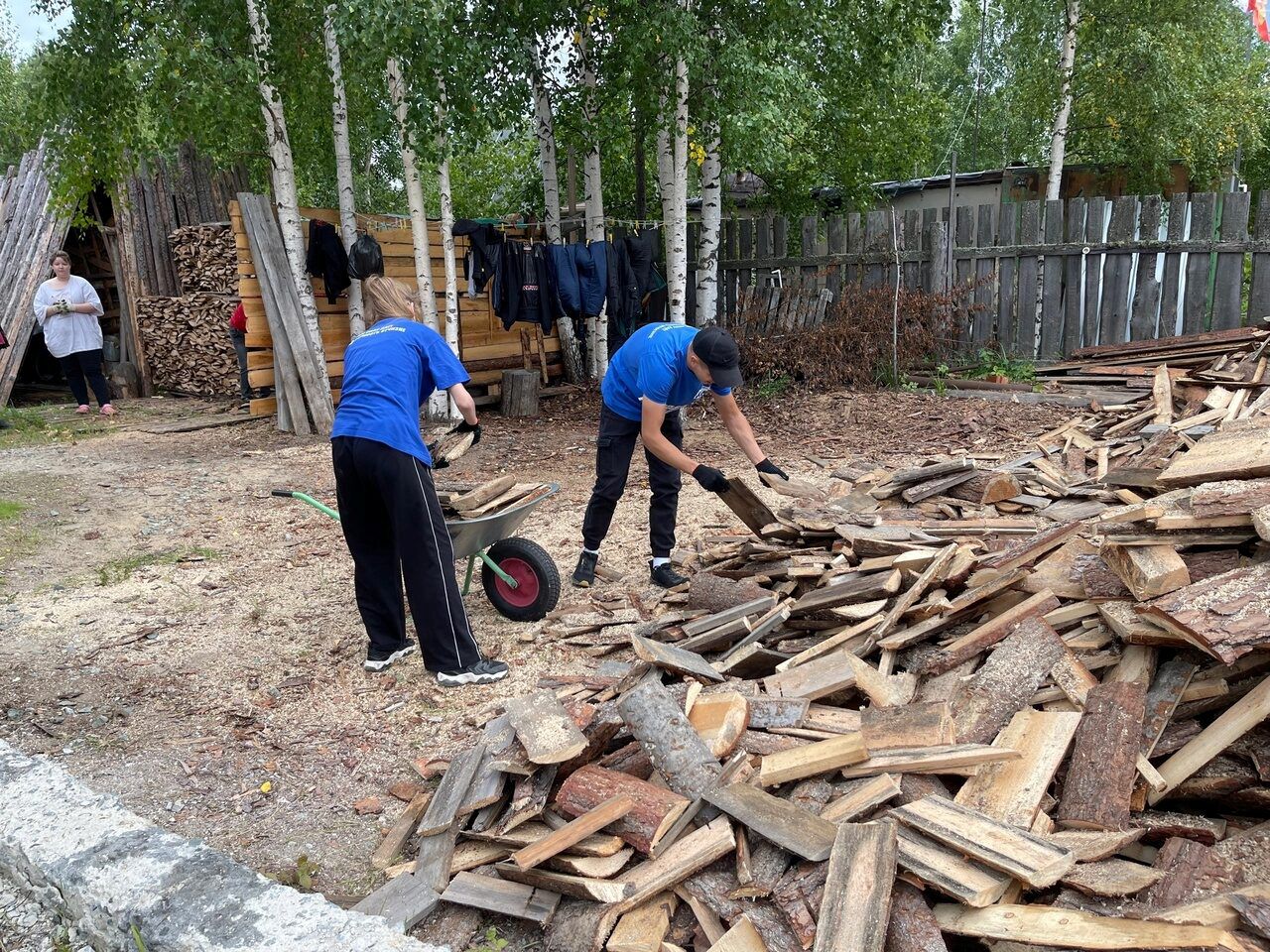 Активисты Молодой Гвардии Югорска продолжают помогать югорчанам на добровольных началах.