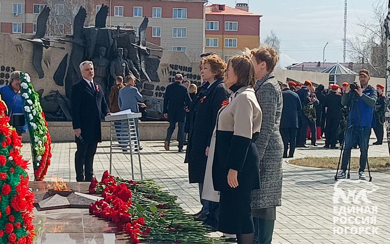 От поколения к поколению: партийцы возложили цветы к Вечному огню