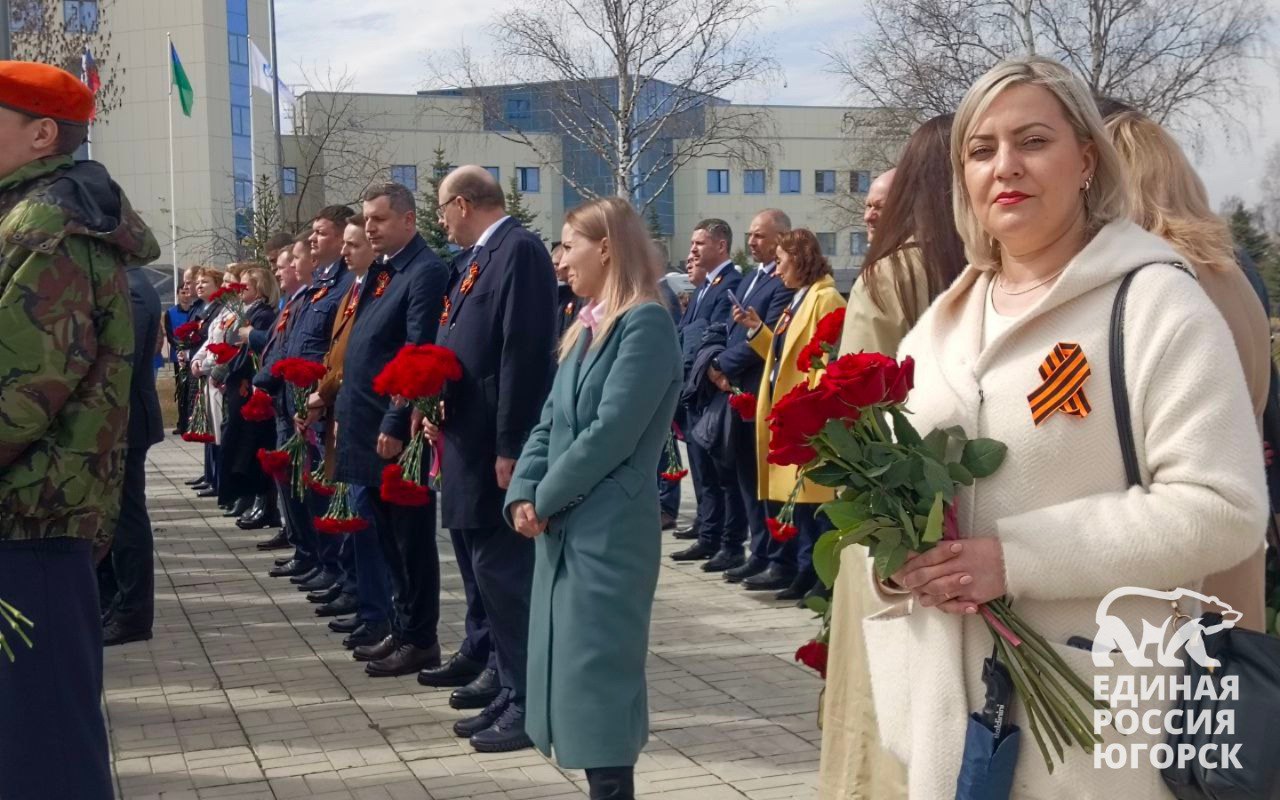 От поколения к поколению: партийцы возложили цветы к Вечному огню