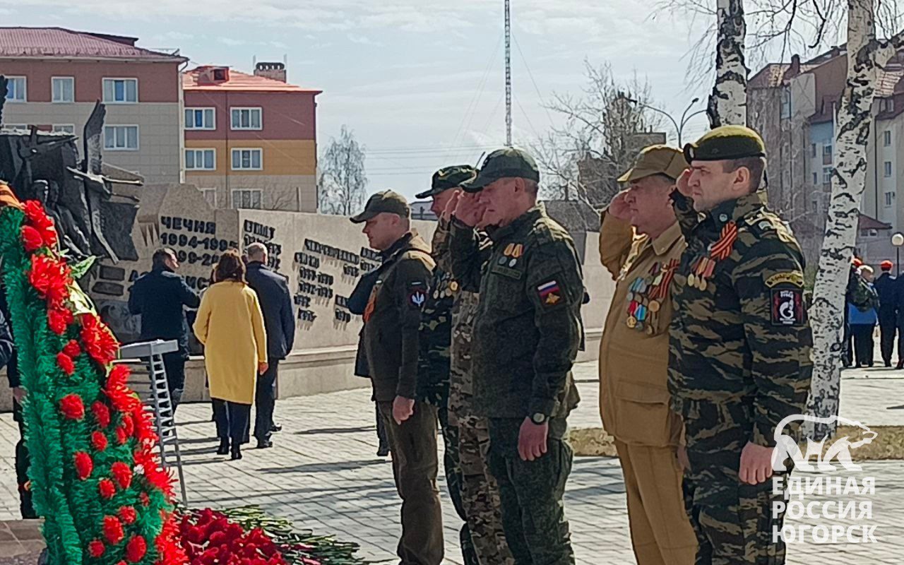 От поколения к поколению: партийцы возложили цветы к Вечному огню