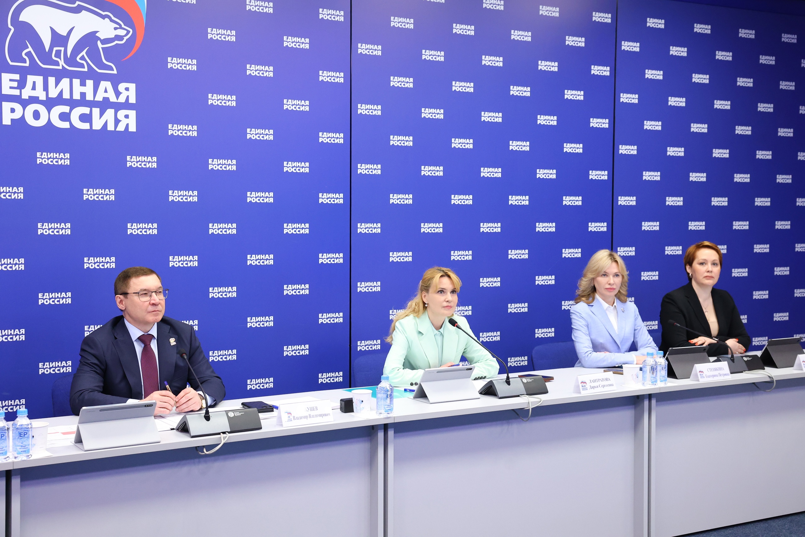 «Единая Россия» запускает школу поддержки для жён и матерей участников СВО