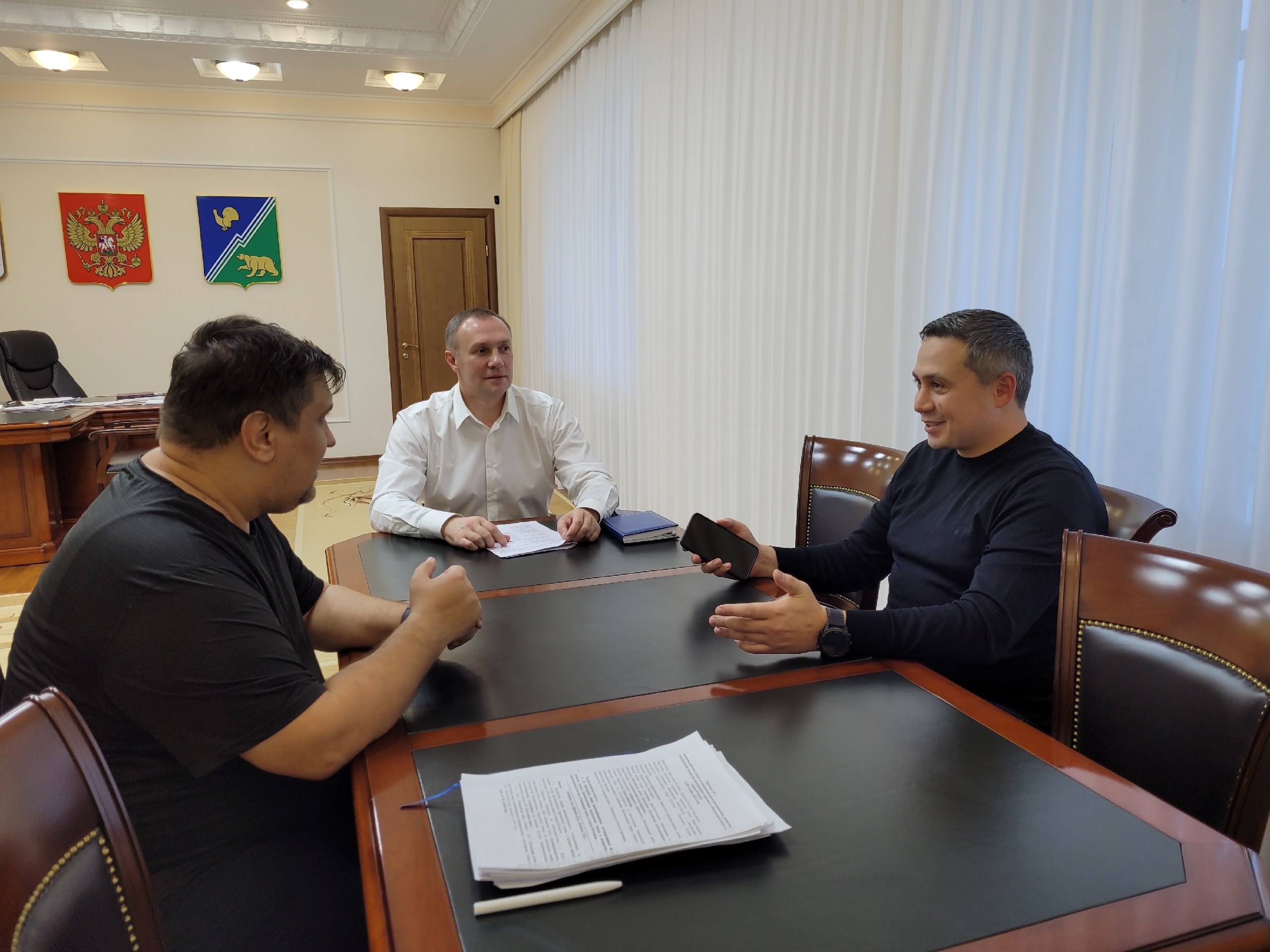 На встрече с главой Югорска Алексеем Харловым обсудили расширение аппаратно-программного комплекса «Безопасный город».