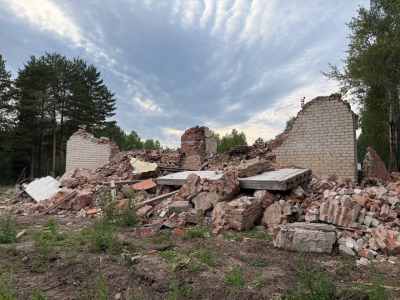 В микрорайоне Югорск-2 снесли заброшенное здание