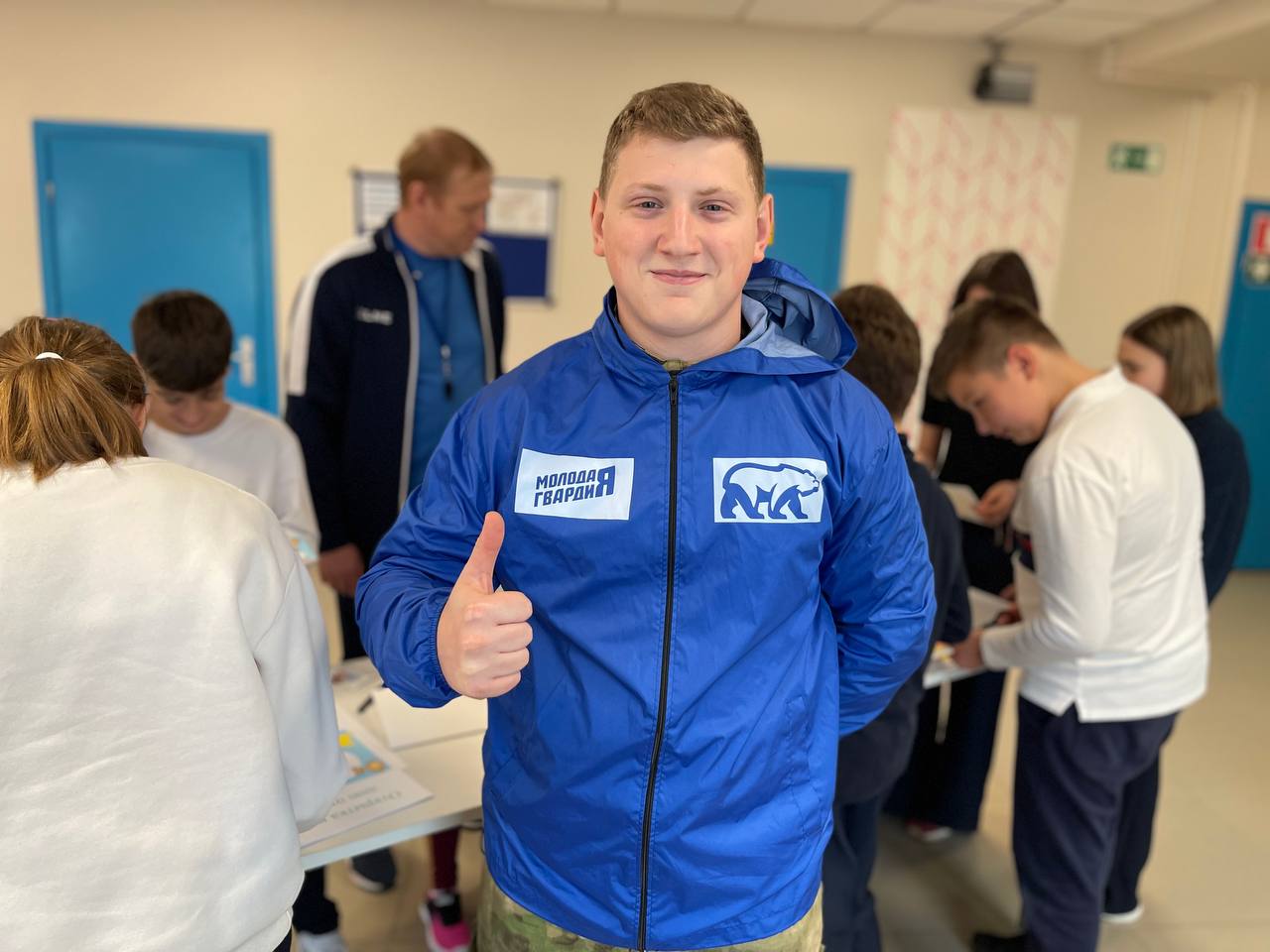 В предверии Дня отца активисты «Молодой Гвардии» провели для шестиклассников мастер-класс «Открытка для папы».