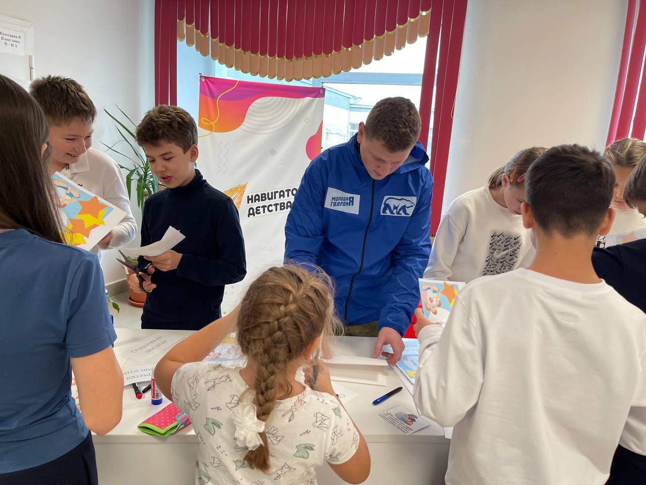 В предверии Дня отца активисты «Молодой Гвардии» провели для шестиклассников мастер-класс «Открытка для папы».