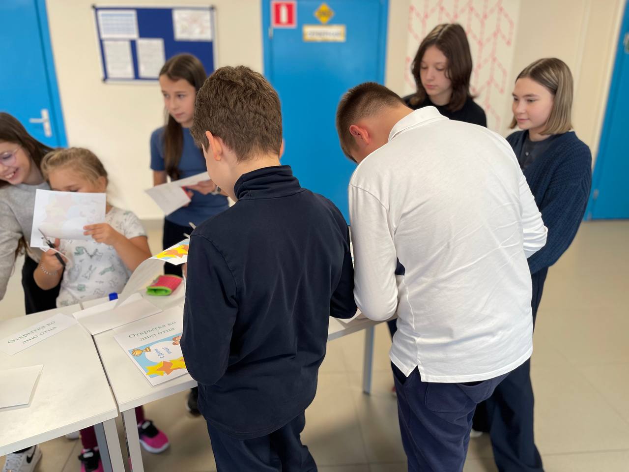 В предверии Дня отца активисты «Молодой Гвардии» провели для шестиклассников мастер-класс «Открытка для папы».