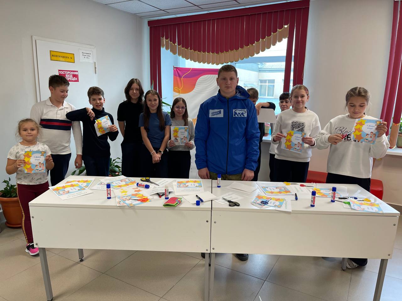 В предверии Дня отца активисты «Молодой Гвардии» провели для шестиклассников мастер-класс «Открытка для папы».