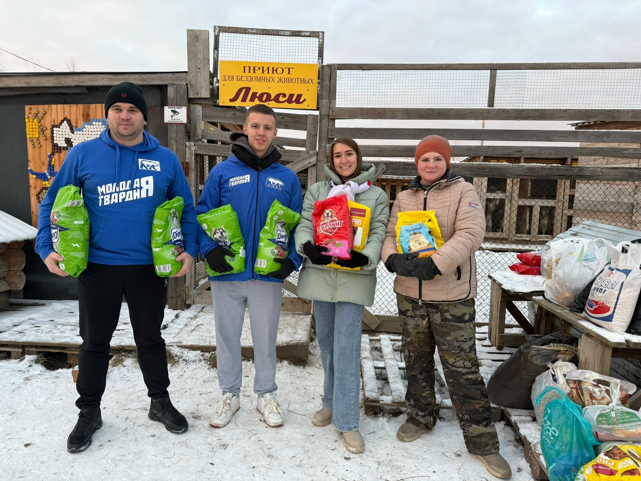 Активисты Молодой Гвардии Югорска и Советского района провели акцию по сбору корма для бездомных собак