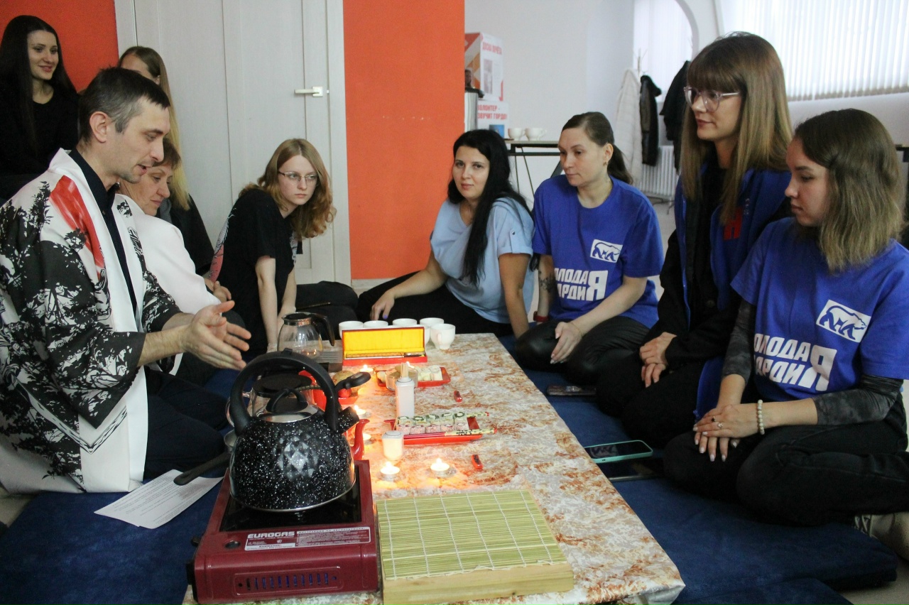 Чайная церемония «Дружба народов» в Югорске: активисты Молодой Гвардии погрузились в атмосферу культурного обмена