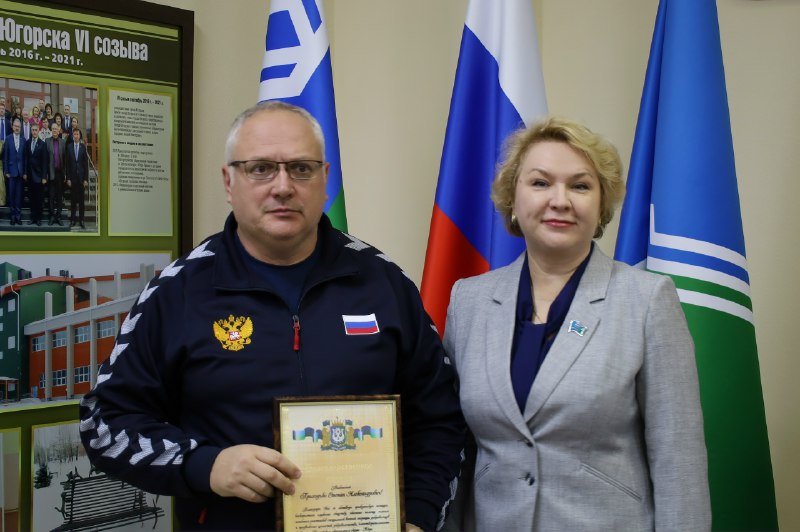 Торжественный день в Югорске: чествование волонтёров и пополнение партийных рядов