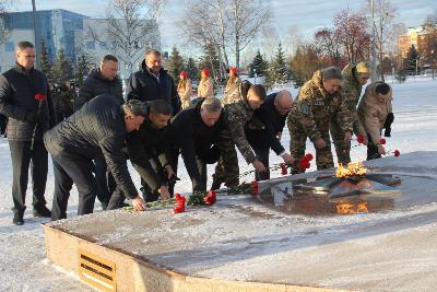 В День Неизвестного солдата югорчане возложили цветы к Мемориалу «Воинская слава»