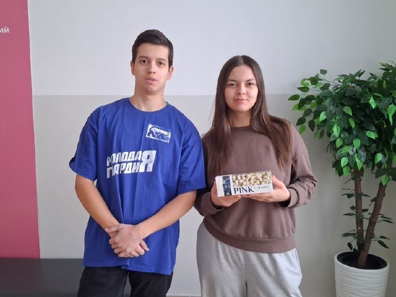 Активисты Молодой Гвардии и партийцы местного отделения «Единой России» поздравили студентов ЮПК с Днем студента