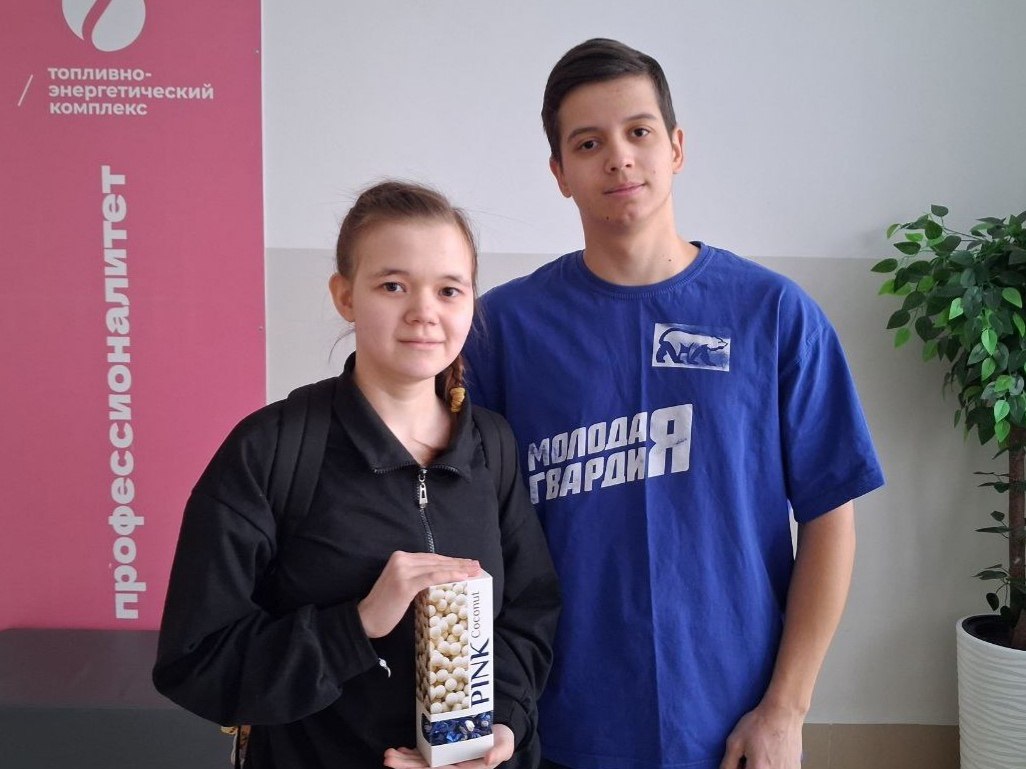 Активисты Молодой Гвардии и партийцы местного отделения «Единой России» поздравили студентов ЮПК с Днем студента