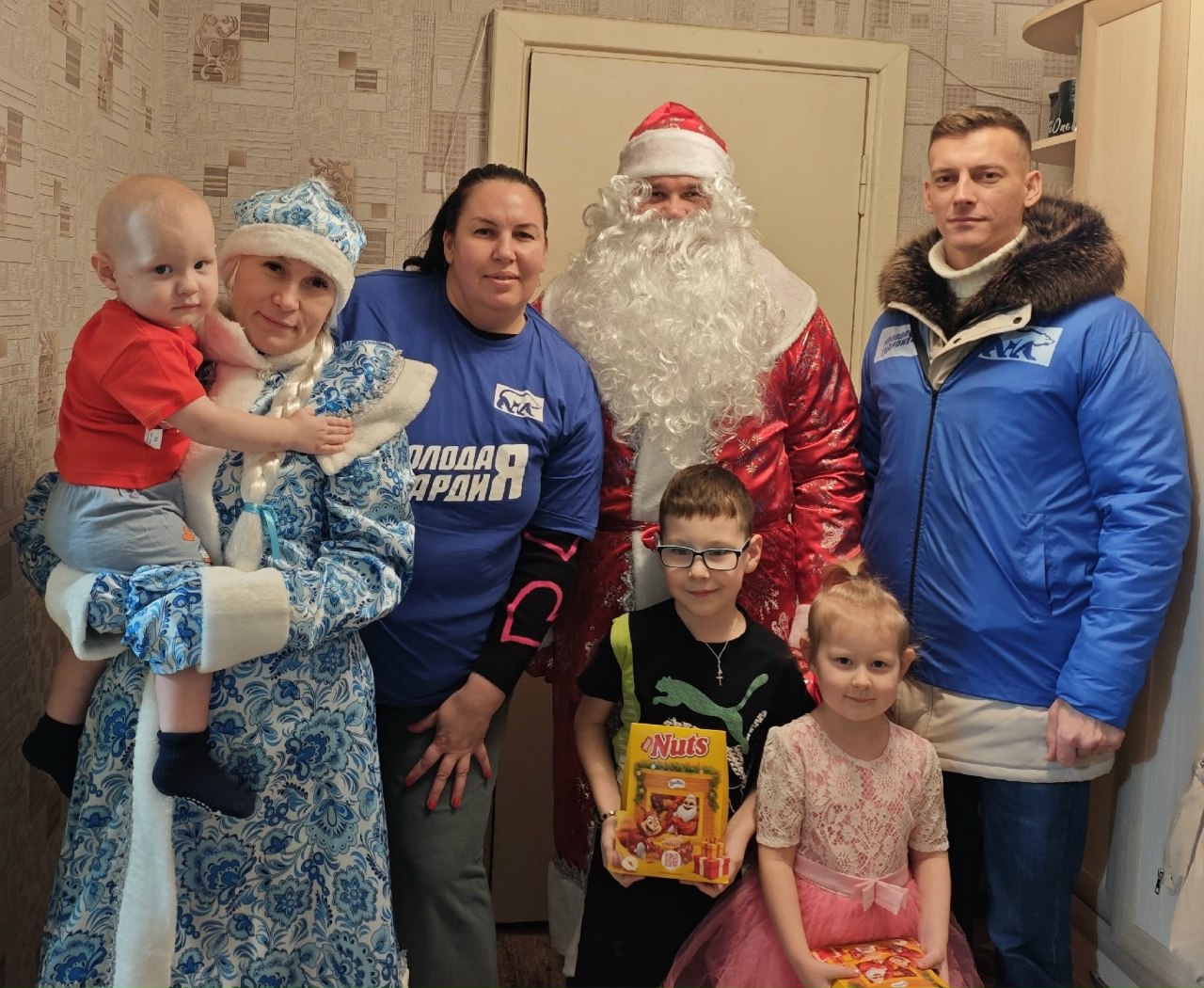 Активисты Молодой Гвардии и представители партии «Единая Россия» Югорска поздравили многодетную семью с Рождеством и новогодними праздниками