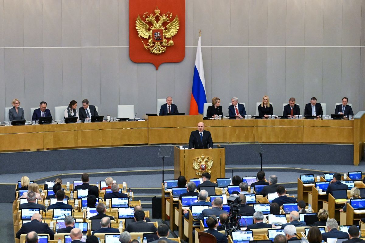 Михаил Мишустин поблагодарил «Единую Россию» за народную программу и системную поддержку Правительства<!--more--/>”/></p> <p> <strong>Реализация ключевых социальных инициатив для всех категорий граждан законодательно обеспечена партией.</strong> </p> <p>В ходе отчёта в Госдуме премьер-министр подчеркнул, что у «Единой России» и Кабмина общие цели – повышение качества жизни граждан, развитие страны, в их решении помогает народная программа.</p> <p>«Спасибо Председателю партии Дмитрию Анатольевичу Медведеву за идею этой программы. Конечно, хочу поблагодарить членов фракции за системную поддержку Правительства. Ежегодно растут ассигнования на программу. Президент всегда обращает внимание на дополнения в наши стратегические программные документы, исходя из реальной картины на местах. И в «Единой России» детально прорабатываются инициативы, проводится честная экспертиза и качественная обратная связь от людей и бизнеса», – сказал Михаил Мишустин.</p> <p>Глава Кабмина перечислил ключевые меры социальной поддержки разных категорий граждан. Многие из них предусмотрены народной программой «Единой России» и законодательно обеспечены партией.</p> <p>Адресную помощь получают семьи с детьми с низкими доходами – им предоставляется единое пособие; вдвое увеличены стандартные налоговые вычеты на второго и последующих детей; регулярно индексируются маткапитал и социальные пособия; действуют законы, устанавливающие дополнительные права и льготы для женщин, удостоенных звания «Мать-героиня».</p> <p>Вырос размер пособия по беременности и родам для студенток очных отделений вузов и колледжей научных организаций. В страховой стаж теперь включаются все периоды ухода за детьми до полутора лет. По поручению Президента с 1 января увеличена максимальная сумма, не облагаемая налогом и страховыми взносами, которые работодатели могут предоставлять сотрудникам при рождении ребёнка: с 50 тысяч до миллиона рублей. С текущего года для работающих родителей с двумя малышами и более, чей доход ниже, чем полтора региональных прожиточных минимума, начнёт действовать так называемая система ежегодной семейной выплаты.</p> <p>«Мы подготовили всё необходимое для запуска этого механизма, которым, по предварительным оценкам, смогут воспользоваться свыше 4 миллионов семей. Приём заявлений начнётся уже в июне этого года», – добавил Михаил Мишустин.</p> <p>По инициативе «Единой России» проиндексирован МРОТ, он достиг 27 тысяч рублей, что затронуло 4,5 миллиона человек. Страховые пенсии повысили исходя из инфляции в 9,5% и, соответственно, возобновили индексацию пенсий для работающих граждан. Обучение и переобучение с государственной поддержкой в 2025 году прошли 120 тысяч человек – такую возможность обеспечивает закон «Единой России» о занятости.</p> <p>В стране сформирована целостная система помощи Героям и их близким: при непосредственной поддержке «Единой России» принято более 150 законов. Модернизируются госпитали для ветеранов войн. В центрах Социального фонда участники СВО могут пройти комплексную реабилитацию. В частности, теперь бойцам компенсируются расходы на проезд до места проведения ВВК и обратно. За военными и добровольцами сохраняются их рабочие места на весь период прохождения службы. Созданы условия, чтобы ветераны СВО могли попробовать себя в новой профессии или получить дополнительную квалификацию, новую профессию.</p> <p>«Очень важно, чтобы и в гражданской жизни они себя чувствовали уверенно. Конечно, эта поддержка не ограничивается Годом защитника Отечества. Она будет продолжена. Наши герои с честью отстаивают интересы и суверенитет России, и мы не оставим их и семьи без внимания и постоянной помощи», – заключил он.</p> </p> <p><img decoding=