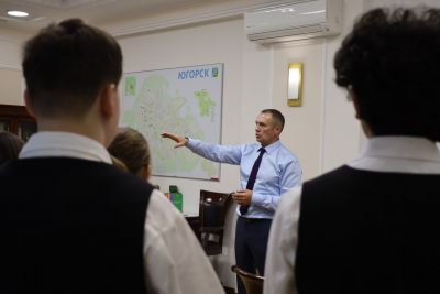 Прикоснуться к профессии: школьники Югорска увидели работу администрации изнутри