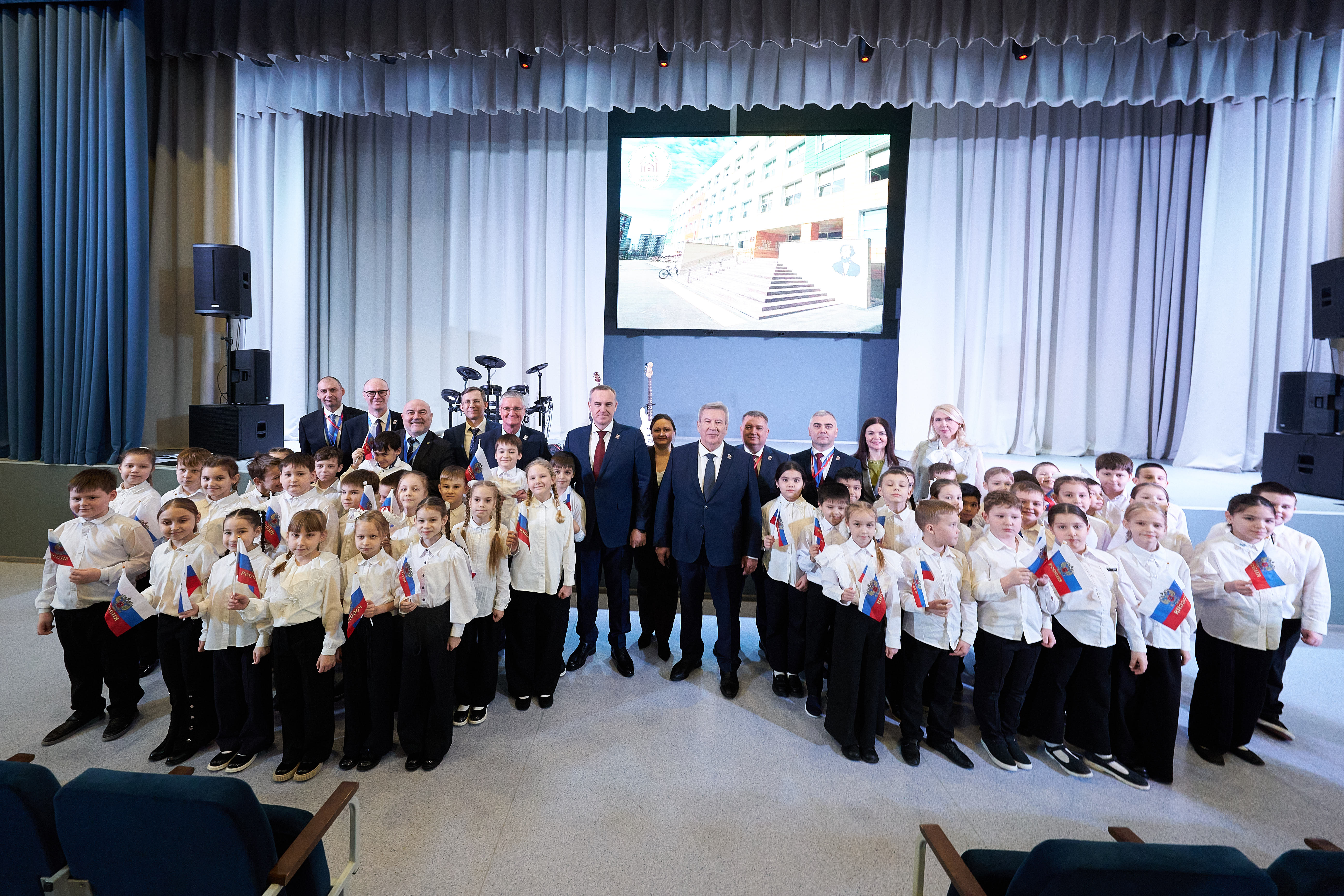 Руслан Кухарук и Борис Хохряков проинспектировали объекты «Карты развития Югры» в Нижневартовске