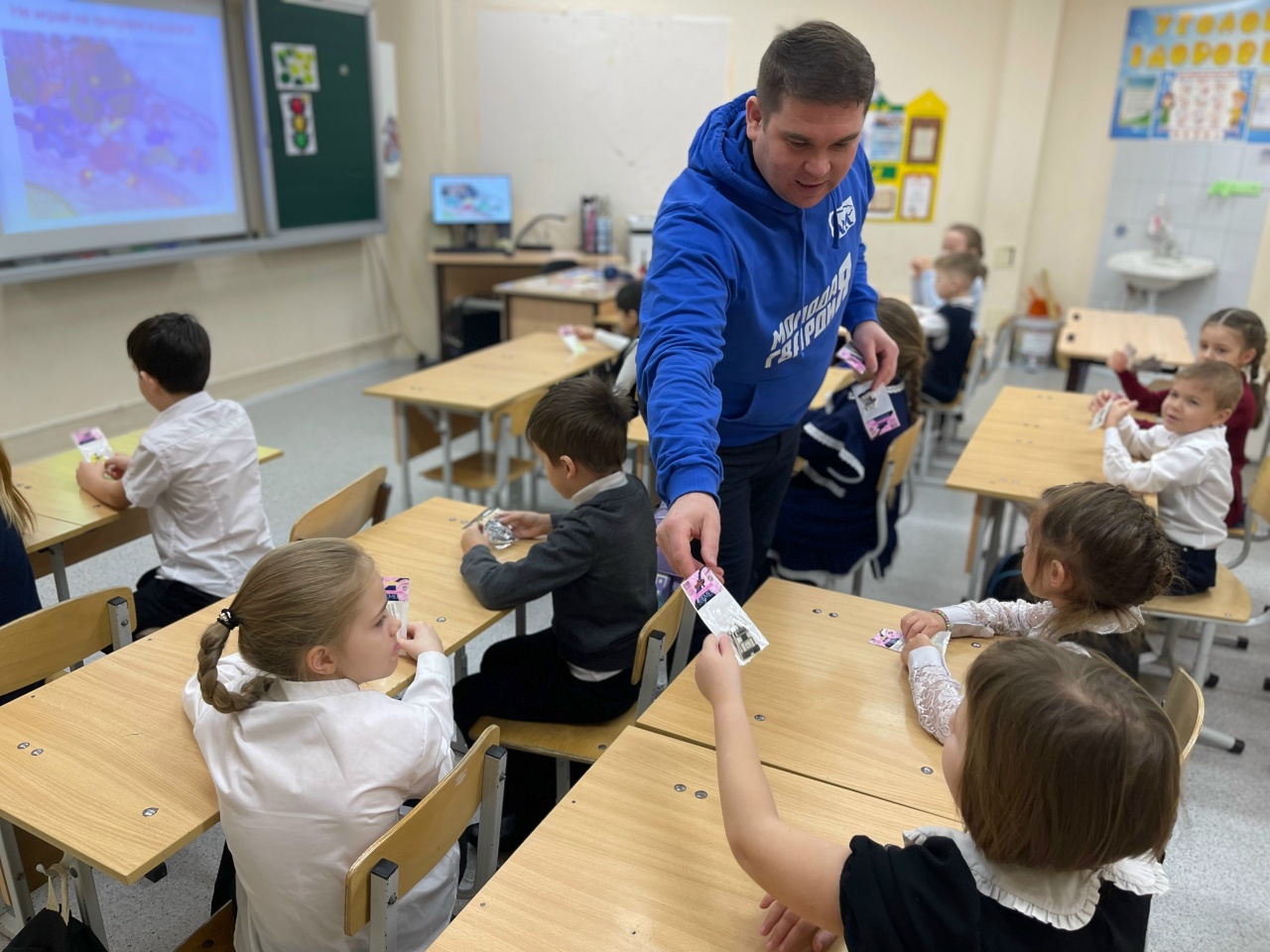 Безопасность на дорогах: Активисты Молодой Гвардии провели занятие для первоклассников