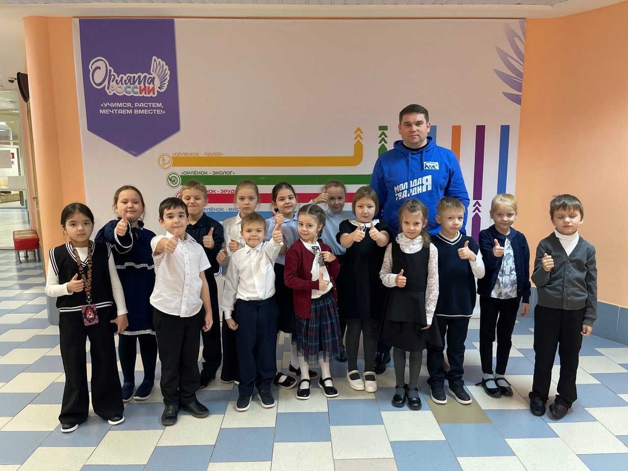 Безопасность на дорогах: Активисты Молодой Гвардии провели занятие для первоклассников