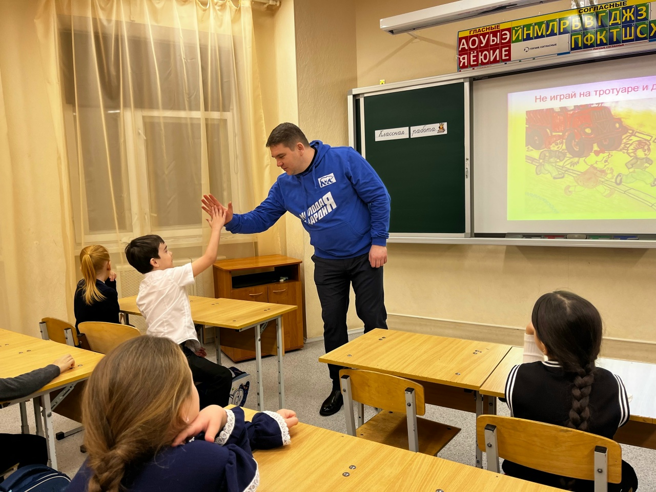 Безопасность на дорогах: Активисты Молодой Гвардии провели занятие для первоклассников