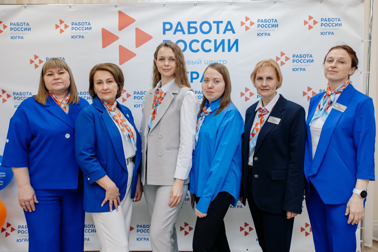 Активисты «Молодой Гвардии» приняли участие во Всероссийской ярмарке трудоустройства «Работа России. Время возможностей», которая состоялась в Югорске.