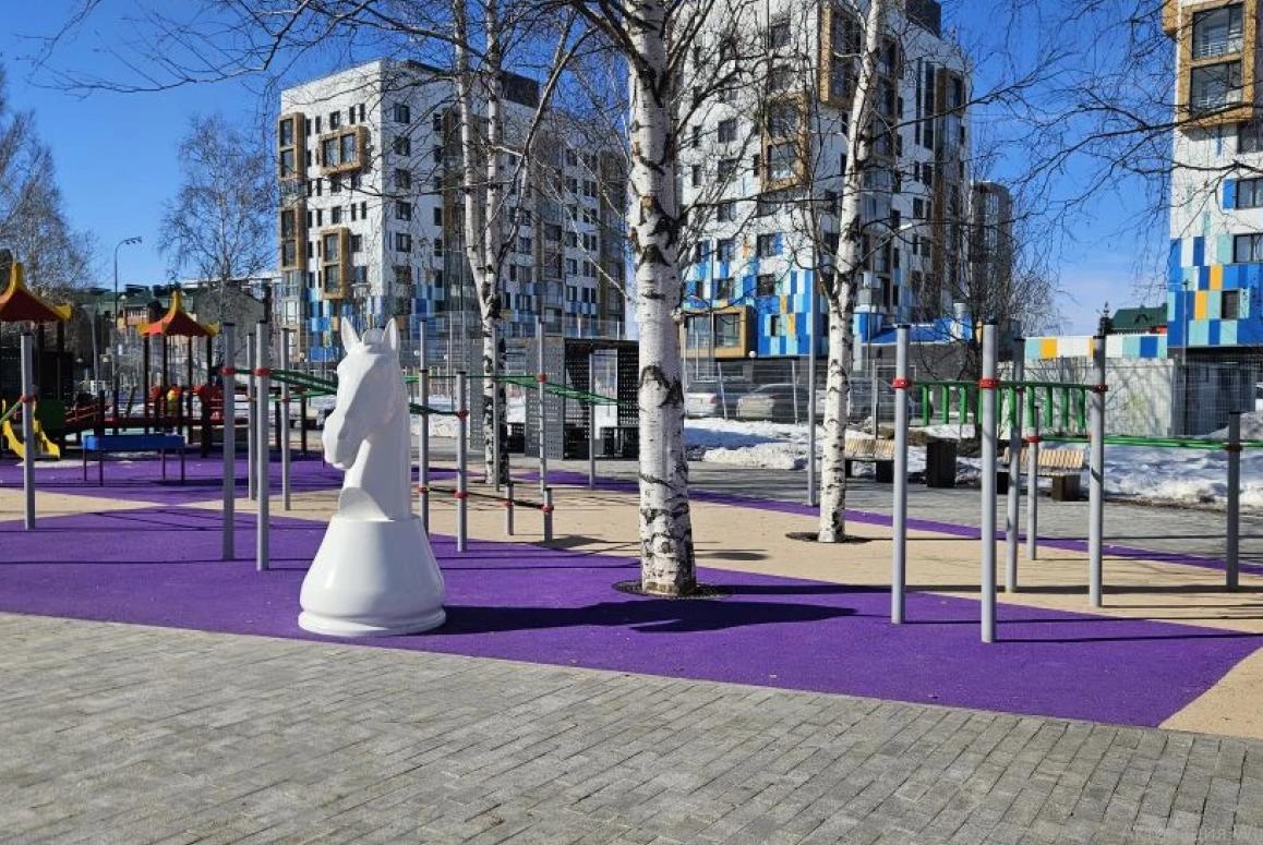 Павел Завальный оценил состояние шахматного сквера<!--more--/> в Ханты-Мансийске”/></p> <p> Объект был открыт по народной программе «Единой России», «Карте развития Югры» в ноябре прошлого года. </p> <p>В рамках региональной недели депутат Государственной Думы, участник предварительного голосования партии Павел Завальный посетил окружную столицу. Вместе с депутатами думы Ханты-Мансийска, общественниками и молодогвардейцами парламентарий оценил состояние шахматного сквера. Общественное пространство площадью больше 5 тысяч квадратных метров благоустроили на пересечении улиц Ленина – Калинина в рамках народной программы «Единой России», «Карты развития Югры».</p> </p> <p><img decoding=