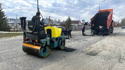 Дорожные службы начали выполнять летний ямочный ремонт дорог