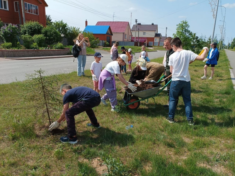 Югорчане приняли участие в эстафете высадки деревьев «Сад дружбы»