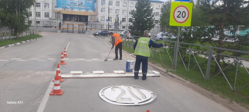 Продолжается обновление пешеходных переходов в Югорске