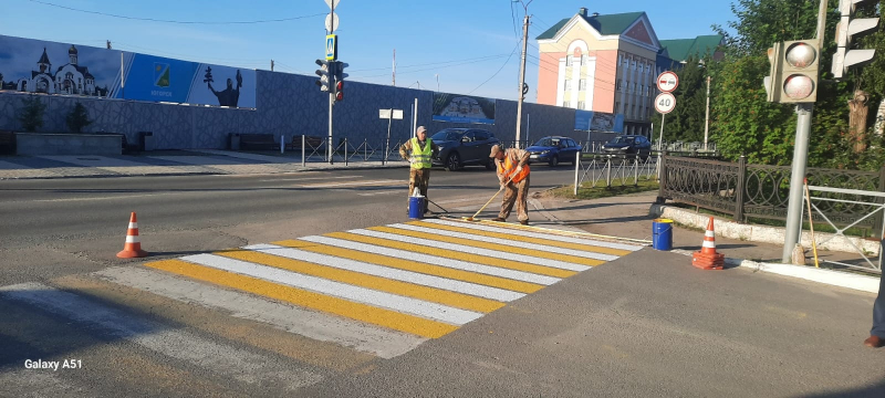 Продолжается обновление пешеходных переходов в Югорске