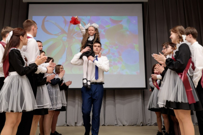 В Югорске для выпускников школ прозвенели последние звонки