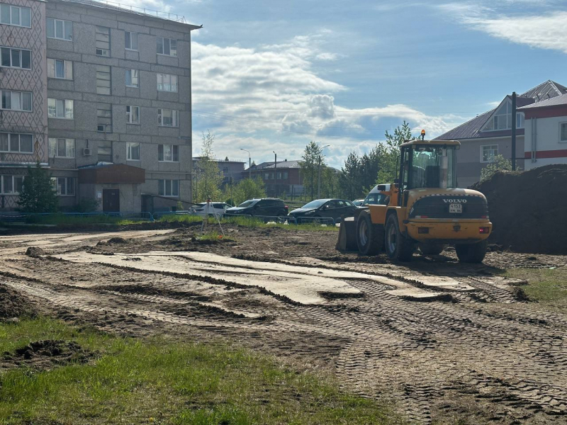 В Югорске начали обустройство детской игровой площадки