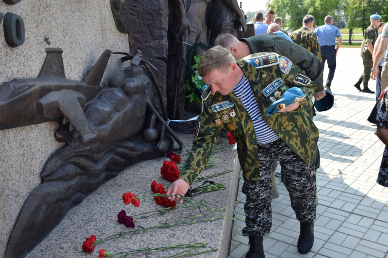 В Югорске отметили день ВДВ и почтили память героев-десантников