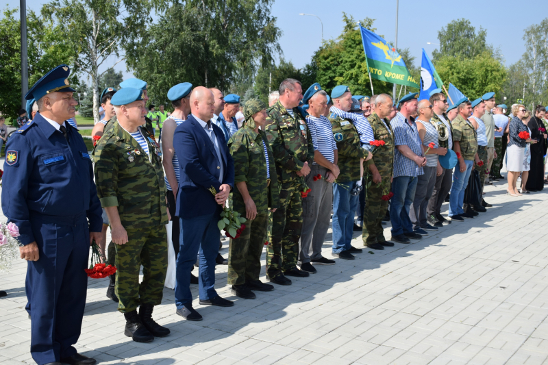 В Югорске отметили день ВДВ и почтили память героев-десантников