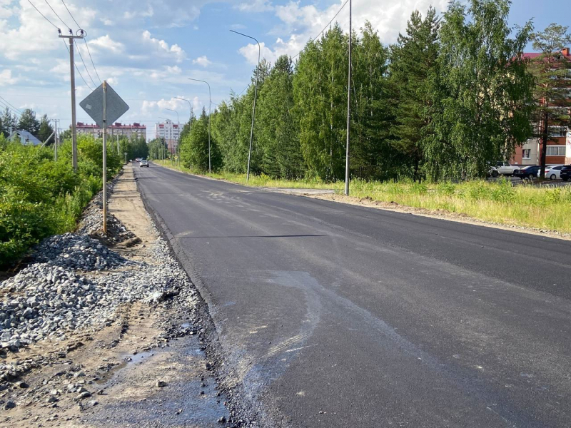 В Югорске продолжается обновление дорог и тротуаров