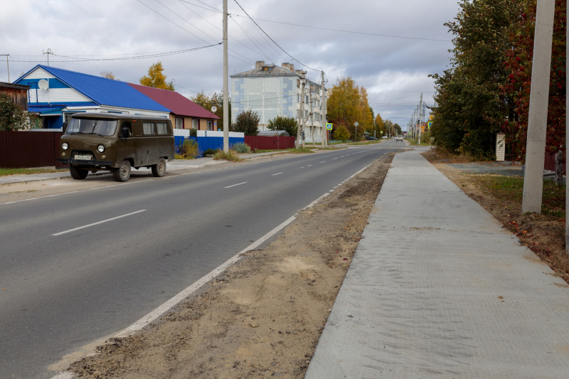 В Югорске продолжается обустройство новых тротуаров